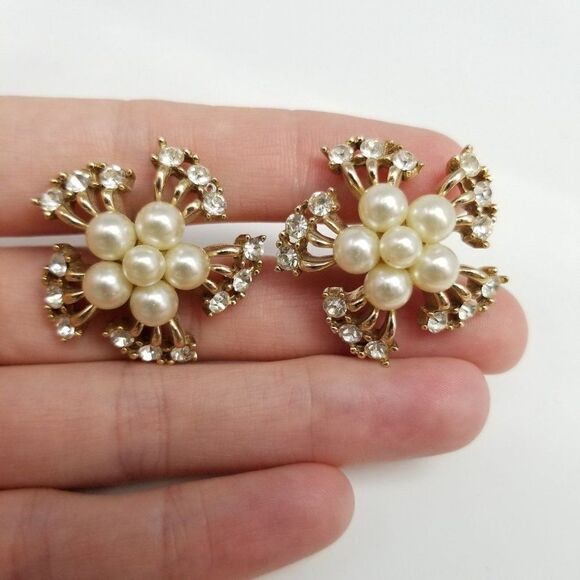 Vintage Kramer Floral Shape Cufflinks, Faux Pearl Center, Gold Tone Estate - Picture 2 of 7
